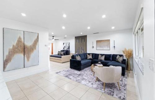 Hollywood House | Family Vibes at Pines