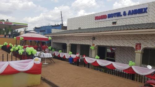 Lira House | Famko Hotel - Sleeps 24 - Parking - Garden