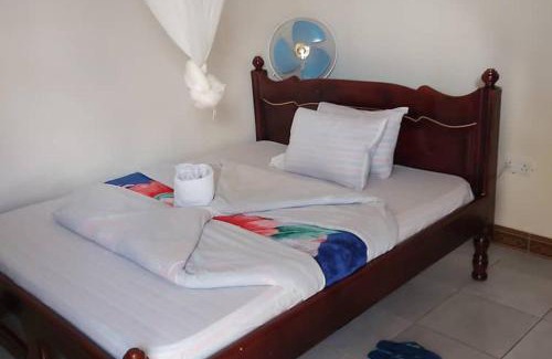 Lira House | Famko Hotel - Sleeps 24 - Parking - Garden