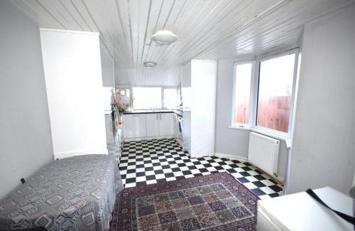 Bruce Grove Apartment | Fans of Bad Influence