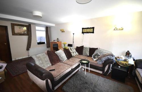 Bruce Grove Apartment | Fans of Bad Influence