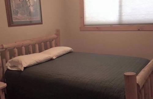 Al Tahoe Cabin | Fantastic 3-bedroom cabin with WiFi in South Lake Tahoe