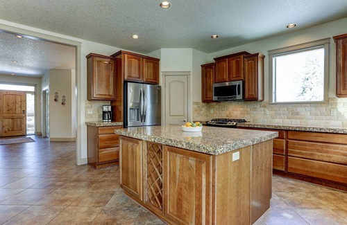 Redmond House | Fantastic Eagle Crest Home, Resort Pool, Fitness Center, Golf, Pickleball, Fireplace, Quiet Street