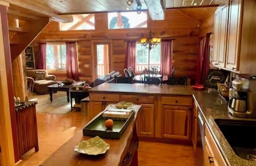 Coram Cabin | Fantastic log home 10 minutes from the west entrance of Glacier National Park