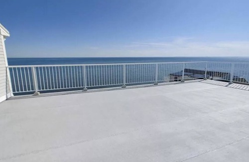 Devon House | Fantastic Oceanfront Home ~ Rooftop Deck ~ Outstanding Location!