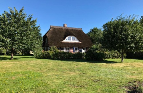 Garz/Rugen House | Fantastic thatched house on Rügen with water views and large garden