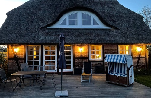 Garz/Rugen House | Fantastic thatched house on Rügen with water views and large garden