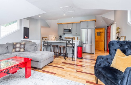Swannanoa Apartment | Fantastic upper apartment with fast WiFi, full kitchen, firepit & central AC