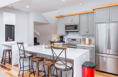 Swannanoa Apartment | Fantastic upper apartment with fast WiFi, full kitchen, firepit & central AC