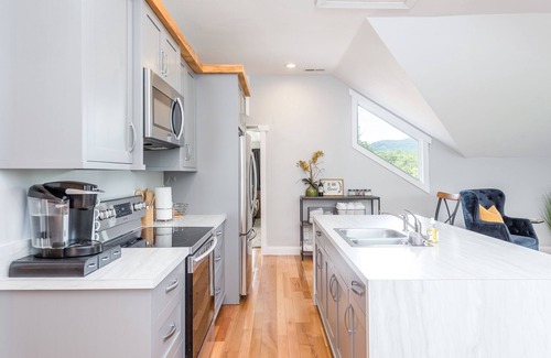 Swannanoa Apartment | Fantastic upper apartment with fast WiFi, full kitchen, firepit & central AC