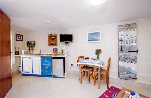 Ghasri Apartment | Fantasy Suite in a 400-year-old self-catering rural villa with a communal pool