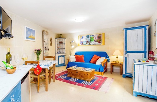 Ghasri Apartment | Fantasy Suite in a 400-year-old self-catering rural villa with a communal pool