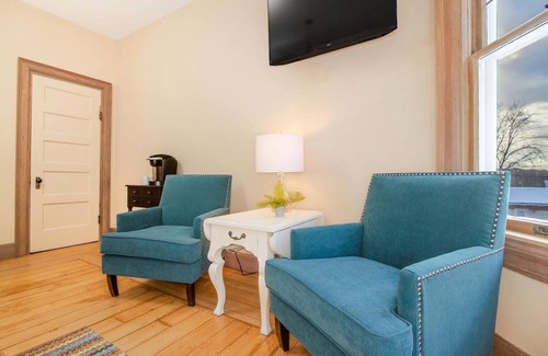 Fountain City House | Farmhouse Apartment - River Road Historic Home