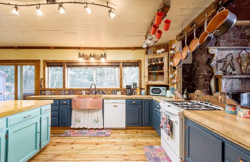 Bailey Ski Chalet | Farmhouse Cabin * Secluded 2.5 acres * Pet Friendly