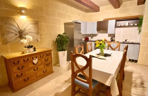 Qala House | Farmhouse Grazzja with pool