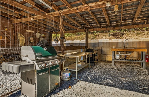 Saluda House | Farmhouse in private setting close to town