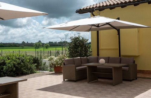 Marta Other | Farmhouse "Life is beautiful," surrounded by greenery and one km from the center of Marta.