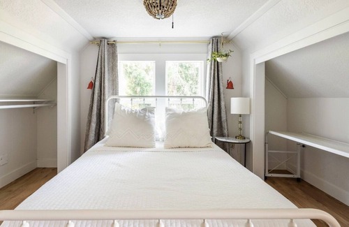 Hillsboro Other | Farmhouse on wine scenic route, alpacas and hot tub. Pet friendly.