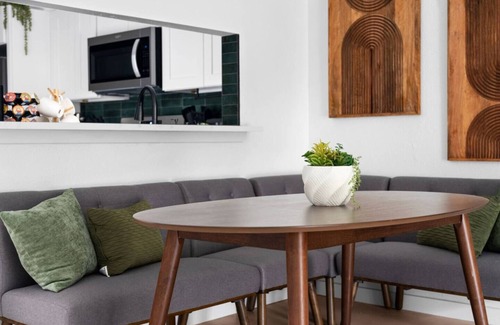South Lamar House | Fast Wifi Desks SoCo DT Zilker -Pet