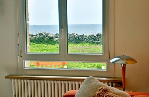 Poulgoazec House | Feet in the water. Stunning sea view, wood-burning stove, garden, bicycles, pétanque.