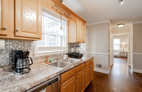 Columbia House | Fenced Yard 10 Mins to Lake Murray