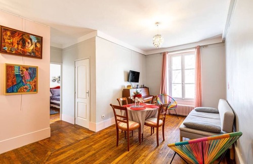 Neuilly-sur-Seine Apartment | Fenetre sur Cour en Face de L'olivier