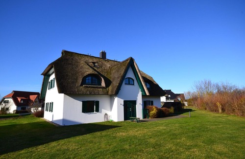 Dassow Apartment | Ferien am Meer in der Wunderschönen Albatros: mit Reetdach, Sauna und Viel Platz