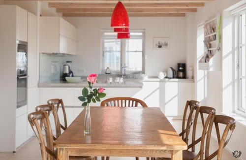 Rosenhagen House | Ferienhaus " Strand 22 " an der Ostsee, Sauna, Dachterrasse, free W-LAN by SEASIDE