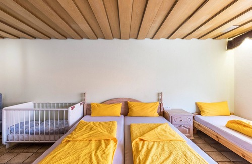Wehingen Apartment | Ferienwohnung, 150 qm mit 2 Balkonen und Wintergarten mit 3 Schlafzimmern für max. 8 Personen