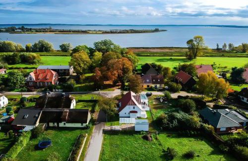 Luetow Apartment | Ferienwohnung Nadine - Achterwasser Findling