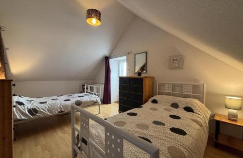 Bourbon-l'Archambault House | Fermette indépendante au calme, animaux acceptés, jardin et jeux à Bourbon-l'Archambault - FR-1-489-87