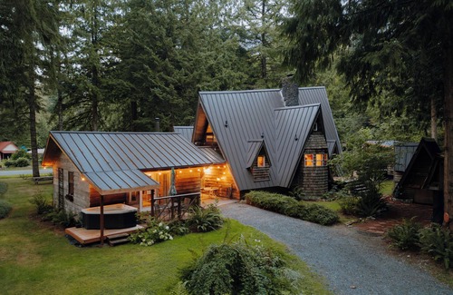 Baring House | Fern Haus: stunning mtn view, covered spa, pets + kids will love it!