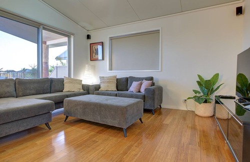 Exmouth House | Fern - Loaded with extras like swimming pool, free Wifi and Foxtel.