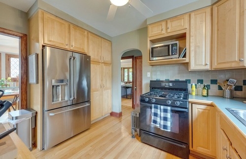 Ferndale House | Ferndale Gem, Walk to Stores & Restaurants!