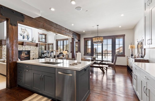 North Park City Cottage | Festive Dates Open! Cottage with Ski-in/Ski-out Access, Fireplace and Hot Tub!