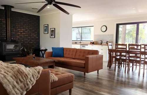 Clarence House | Fettlers Lodge - zigzag railway, peaceful, acreage