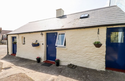 Trefin Cottage | FFYNNON TOM, character holiday cottage, with a garden in St Davids
