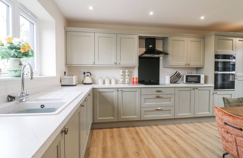 Harlaston Cottage | FIELDS VIEW, family friendly, character holiday cottage in Alrewas