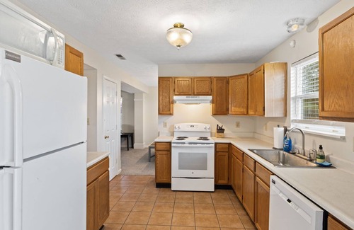 Westfield House | Fieldstone Retreat - Minutes from Grand Park!