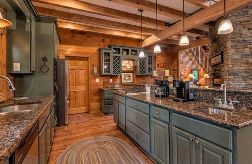 McCaysville Cabin | Fightingtown Creek Retreat - Pet Friendly, Steps to Creek, Hot Tub