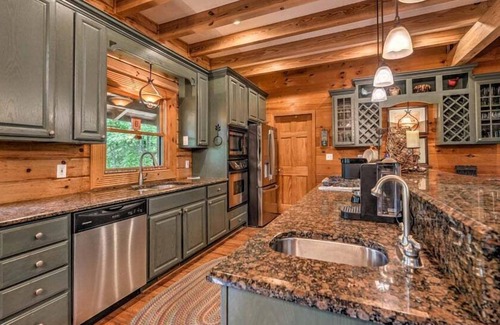 McCaysville Cabin | Fightingtown Creek Retreat - Pet Friendly, Steps to Creek, Hot Tub