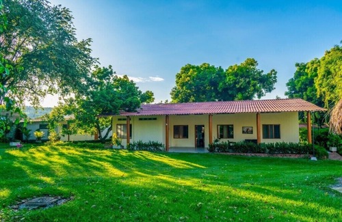 San Sebastian de Mariquita Villa | Finca para 25 personas: naturaleza, piscina, fútbol, kioskos y juegos infantiles