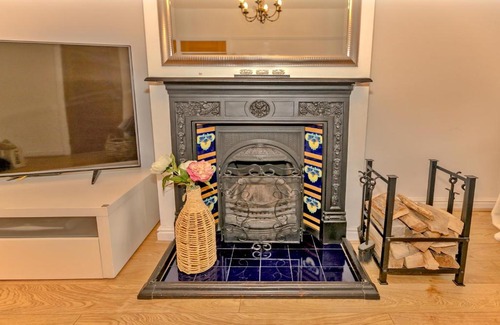 Solihull House | Finest Retreats - DeBarnes House