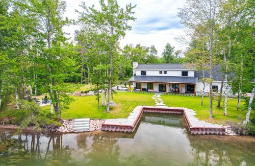Alanson House | Fire Pit and Lake Views Cozy Crooked River Retreat!