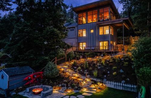 Olympia House | Fire Pit and Views Modern Summit Lake Escape!