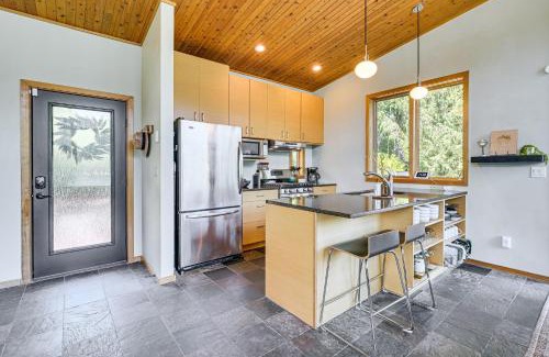 Olympia House | Fire Pit and Views Modern Summit Lake Escape!