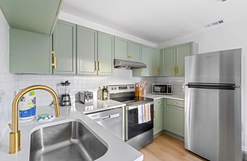 College Park House | Fire Pit + Grill + 2MI to DT + Long Term Stays!