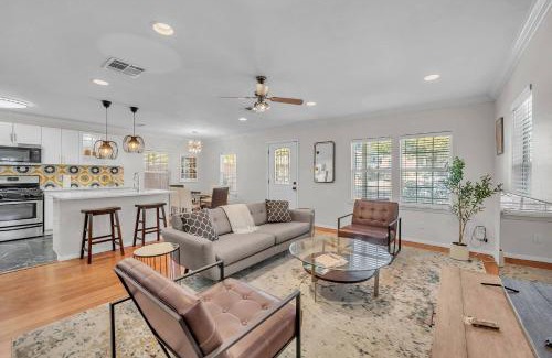 Galindo House | Fire Pit, Lounge & Fenced incline bed SoCo Spot
