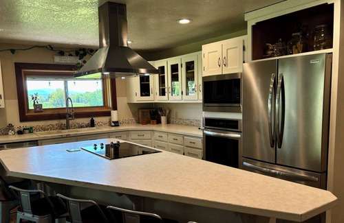 Oroville House | Fire Pit Views AC Games BBQ Pet Friendly – 10 Mins to Lake