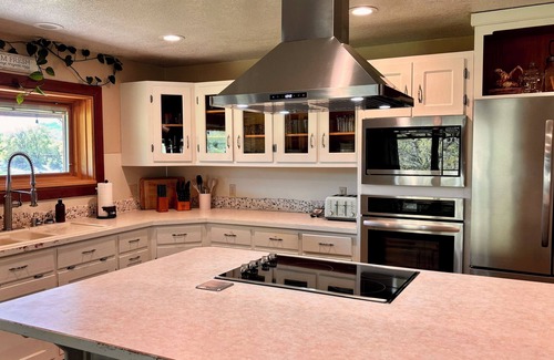 Oroville House | Fire Pit Views AC Games BBQ Pet Friendly – 10 Mins to Lake